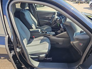 Bild 13 Peugeot 2008 Hybrid 145 Allure LED Apple CarPlay Android
