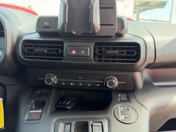 Bild 12 Opel Combo Electric Cargo M Verkehrszeichenerk. Temp
